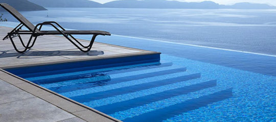 Piscine à débordement